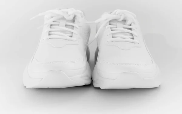 Λευκά sneakers με κορδόνια σε λευκό φόντο. απομόνωση. — Φωτογραφία Αρχείου