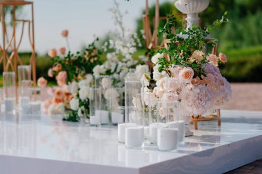 Detaylar. Çiçeklerin açık havasında, mumlarla birlikte düğün töreni.