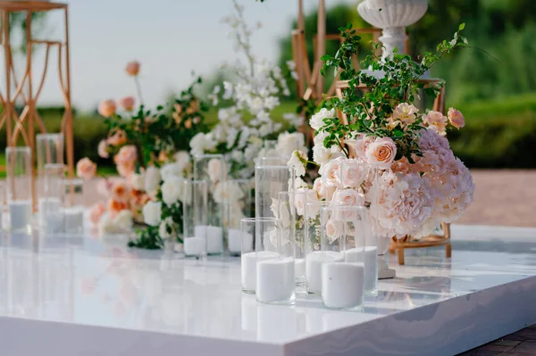 Detaylar. Çiçeklerin açık havasında, mumlarla birlikte düğün töreni.