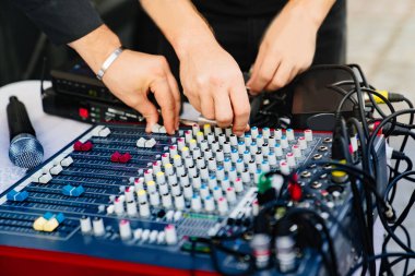 Ses sinyallerini karıştırmak, işlemek ve yönlendirmek için konsol karıştırılıyor. 