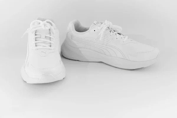 Tênis brancos com atacadores em um fundo branco. Isolar. puma — Fotografia de Stock