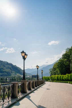 Dağlık bir bölgede parkta yürümek için bir patika..
