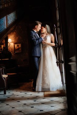 Gelin ve damat güneş ışığında cam kapıda. Güzel ve mutlu bir düğün.. 