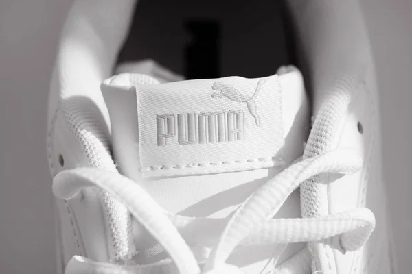 Parte de tênis brancos com atacadores em um fundo branco. puma — Fotografia de Stock