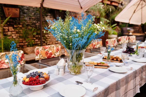 Una gran mesa de comedor en la zona de verano abierta de la casa o restaurante. — Foto de Stock