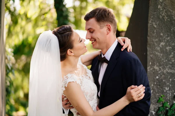 Sposa e sposo danzano, abbracciano e sorridono. matrimonio bello e felice all'aria aperta. — Foto Stock