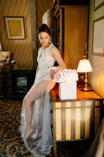 상자 안에 있는 꽃다발에 있는 레이스 예복을 입은 아름다운 젊은 여자. — 스톡 사진