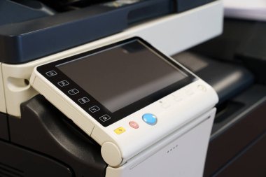 Görüntülü renkli lazer yazıcının kontrol paneli. ofis için ekipman