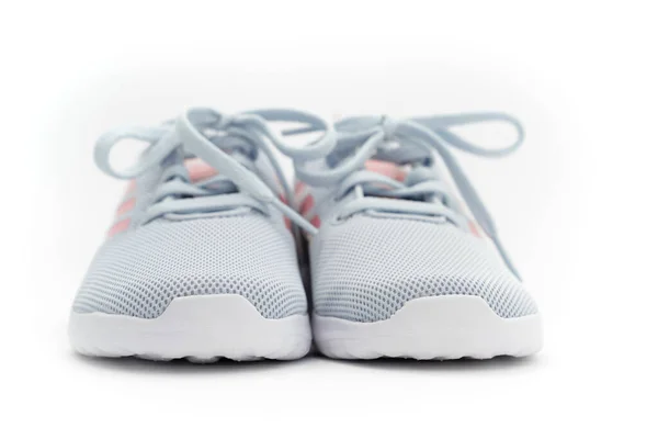 Grå sport sneakers med rosa ränder på en vit bakgrund. adidas — Stockfoto