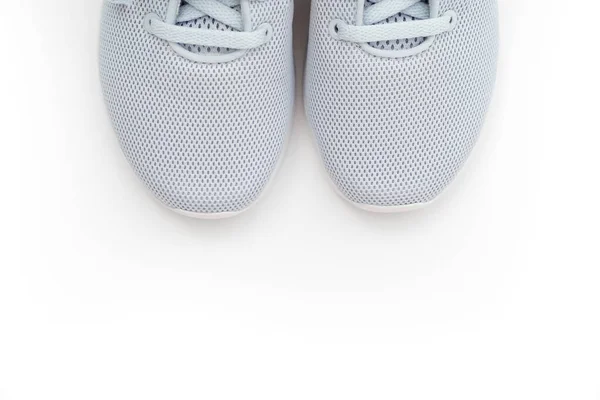 Beyaz arka planda gri spor ayakkabılarının bir parçası. adidas — Stok fotoğraf