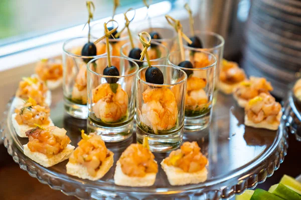 Mini sándwiches de mariscos y camarones en tazas pequeñas. deliciosos bocadillos. —  Fotos de Stock