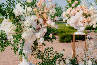 Detaylar. Çiçeklerin açık havasında, mumlarla birlikte düğün töreni.