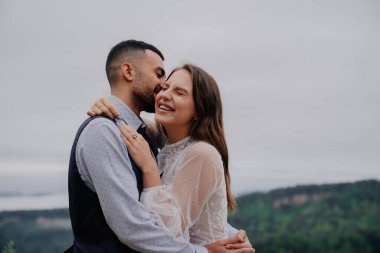 Çekici erkek ve kadın doğada sarılıp gülüyorlar. romantizm ilişkisi