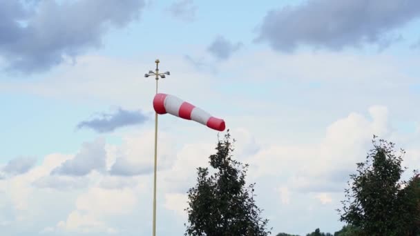 Červená a bílá vlajka. Označení větru pro indikaci směru větru na helipadech — Stock video
