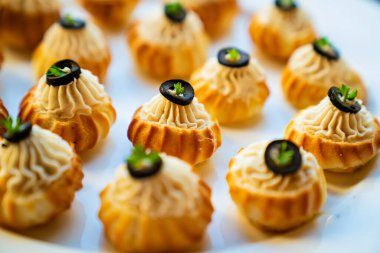 Kanepe, etli tart ve salata. Lezzetli ve basit atıştırmalıklar