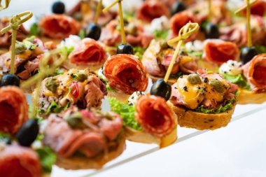 Sosisli, etli ve sebzeli mini sandviçler. abur cubur 