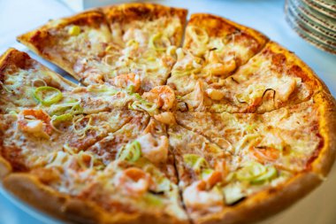 Peynirli ve deniz mahsullü pizza. geleneksel İtalyan hamur işleri.