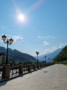 Dağlık bir bölgede parkta yürümek için bir patika..