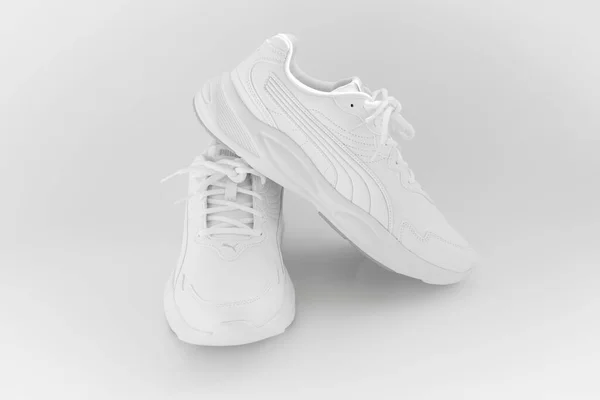 Vita sneakers med snören på en vit bakgrund. isolera. puma — Stockfoto