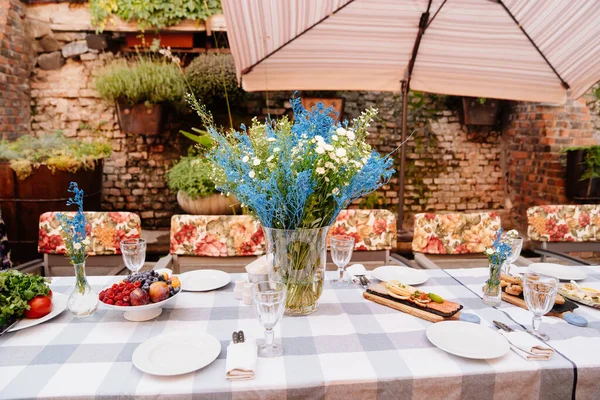 Una gran mesa de comedor en la zona de verano abierta de la casa o restaurante. — Foto de Stock