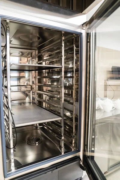 Combi oven is een universeel thermisch apparaat. apparatuur voor openbare catering. — Stockfoto