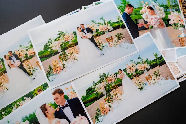 Espalhar fotos de casamento. resultado do trabalho de fotógrafos na cerimônia de casamento — Fotografia de Stock