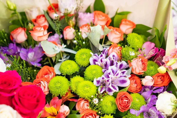 Vista superior. ramo de flores frescas brillantes de colores. regalo tradicional para una mujer — Foto de Stock