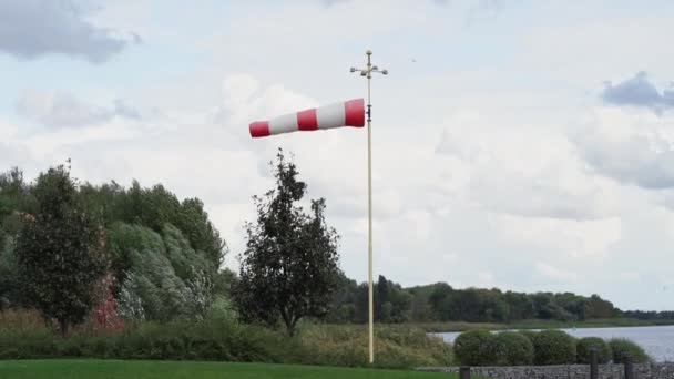 Red and white flag. Wind designator to indicate direction of wind on helipads — Stock Video