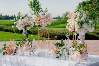 Çiçeklerin açık havasında, mumlarla birlikte düğün töreni.