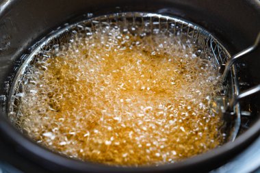 Üst Manzara. Yağ kızartma makinesinde kaynıyor. Kızartma makinesinde karides, hamurda ya da patatesde.