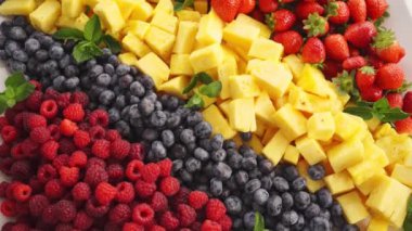 Çeşitli meyveler. Ahududu, yaban mersini, ananas ve çilek
