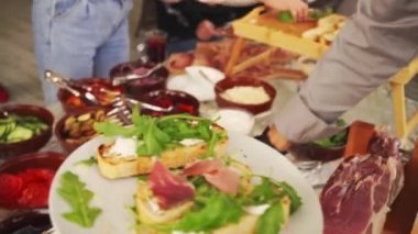 Siyah eldivenli eller çabuk kızarmış et ve roka parçalarını tostun üzerine koyun..