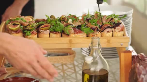 Брускетта с сушеным мясом, рукколой и инжиром льют соус — стоковое видео