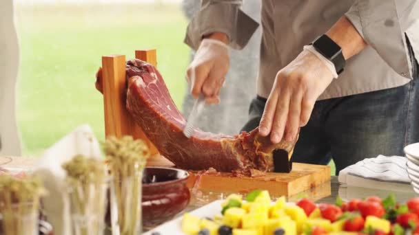 手袋の男は宴会のために乾燥肉の薄い部分に切断. — ストック動画