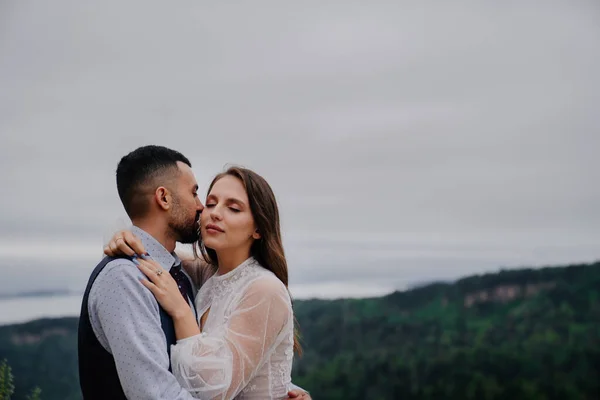 Homem e mulher atraentes abraçando ternamente na natureza. romance em relação — Fotografia de Stock