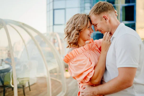 Glada par på taket. man och kvinna kär i original plats för dejting — Stockfoto