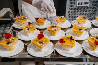 Yemek servisi. Garson masaya kremenki koyuyor ve süslüyor.. 