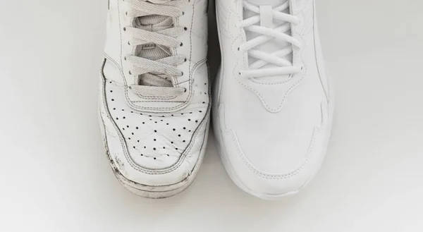 Zapatillas blancas viejas y nuevas con cordones sobre un fondo blanco. aislar. — Foto de Stock