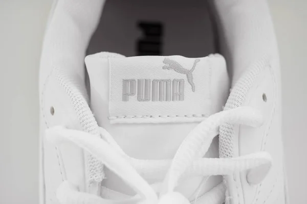 Puma. Teil der weißen Turnschuhe mit Schnürung auf weißem Hintergrund. — Stockfoto