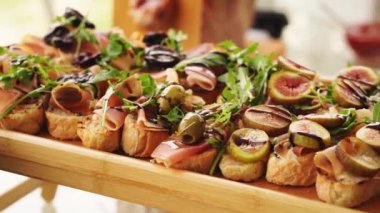 Kurutulmuş etli bruschetta, roka ve soslu incir.