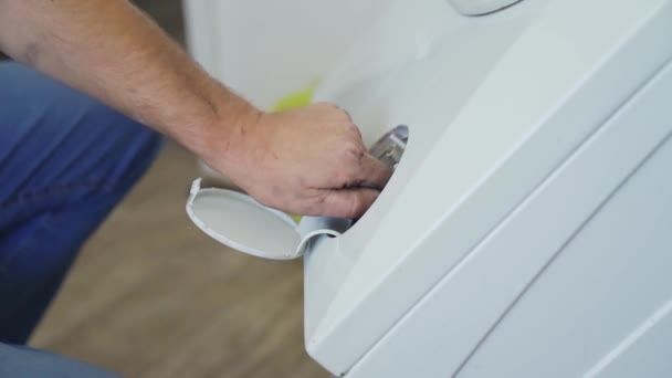The repairman repairs the washing machine. — Stock Video