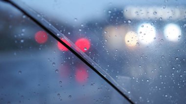 Şeffaf bir şemsiye ve bulanık bir cadde, bulutlu bir sonbahar şehri, melankolik bir bokeh