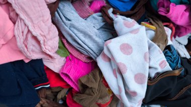 Giysiler sokağa atıldı, doğa ve çevre kirliliği, geri dönüşüm malzemeleri ve atık imhası sorunları