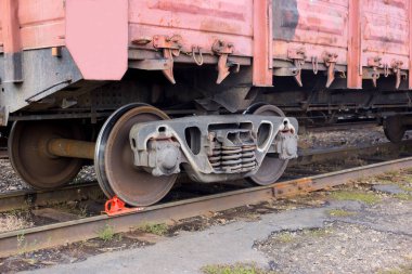 Tren durgun ve ayakta duruyor. Demiryolu arka planı. Yük treni, demiryolu teması. Ulaşım sistemi, kargo servisi.