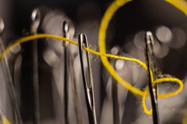 Koyu arkaplandaki iplikle iğne yap