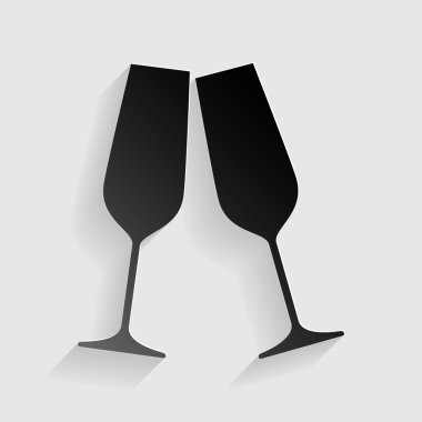 Şampanya köpüklü gözlük. Gölgeli gri arka plan üzerinde siyah kağıt.