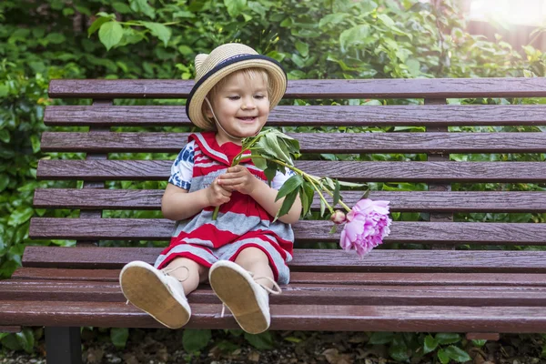 꽃과 함께 재생 하는 사랑 스러운 유아 — 스톡 사진