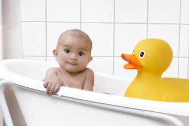 bir küvet içinde güzel bebek