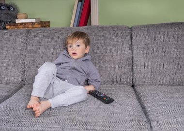 sıkılmış çocuk TV izlerken