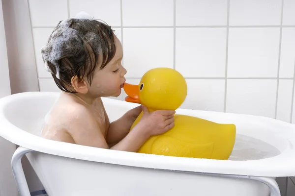 Niedliches Kleinkind spielt in einer Badewanne — Stockfoto